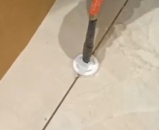 永泰瓷砖空鼓维修公司专业解答瓷砖在铺贴过程中，如果没有涂抹均匀到位的粘结材料（如水泥砂浆或瓷砖胶），可能会导致以下问题