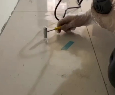永泰瓷砖开裂维修公司专业分享瓷砖在铺贴前如果没有沥干水分，将会导致以下问题